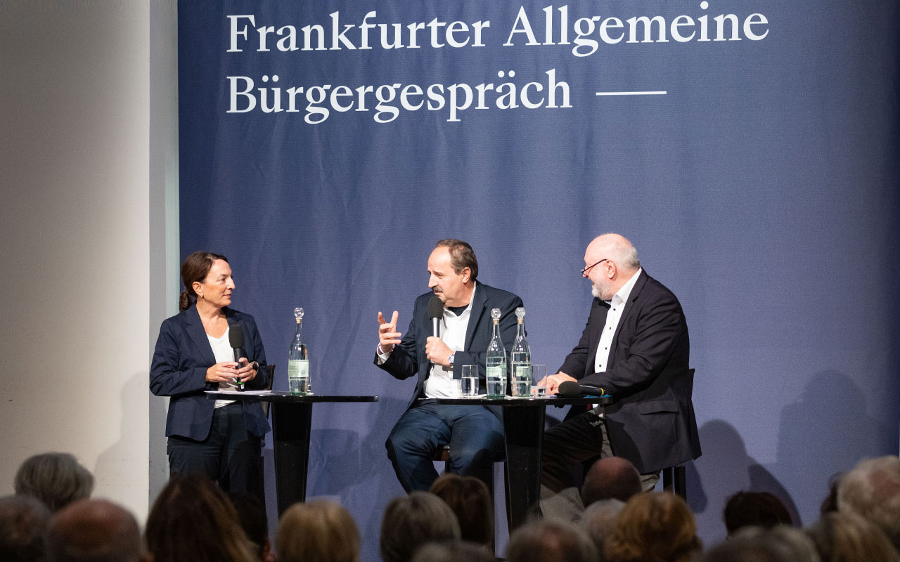 Zwei Redakteure sprechen mit Johann Lafer auf Bühne