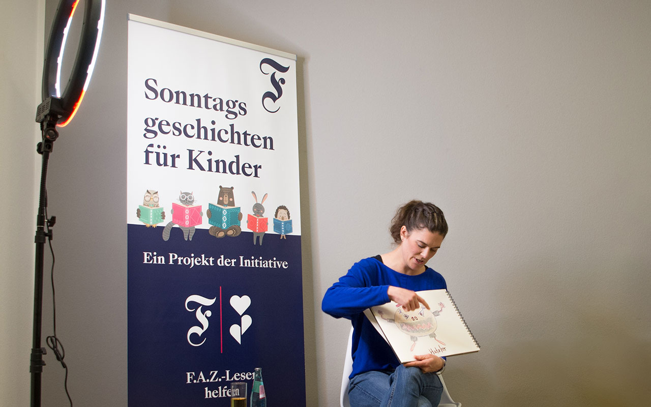 Redakteurin mit Kinderbuch vor Kamera